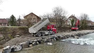 Hochwasserschutz, Revitalisierung Sense. Baupiste im Flussbett für künftigen Materialtransport