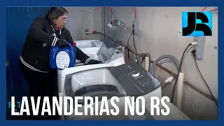 Voluntários improvisam lavanderia para ajudar vítimas das enchentes que estão em abrigos no RS