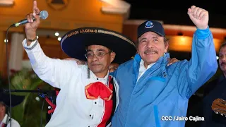 Mariachi Azucena junto al Comandante Daniel Ortega interpreta el tema Daniel Se Queda