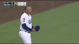 Dave Roberts Got Ejected After This Play / Dodgers vs Giants