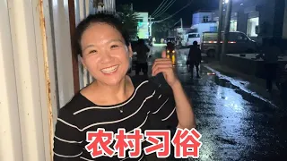 农村大哥喜得贵子高兴，请歌舞表演庆贺，夫妻俩忙中偷闲到场祝贺