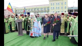 Церемония открытия памятника на морвокзале в Керчи