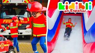 Los niños juegan con camiones de bomberos y toboganes | Los niños juegan a fingir ⛑ Kidibli