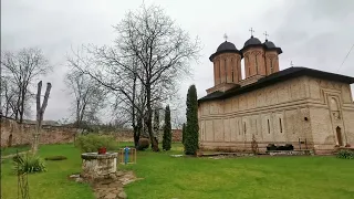 De la mânăstire la închisoare. Doar o plimbare.