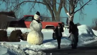 SnowMan ПУГАЕТ МУЖИК ДАЛ ПО ЛИЦУ СНЕГОВИКУ