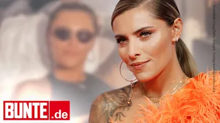 Sophia Thomalla - Sexy Badenixe – Aber der Badeanzug mit Brustschlitz ist gewöhnungsbedürftig