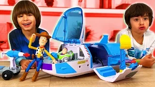 La MISION SECRETA de TALKING WOODY , BUZZ LIGHTYEAR y la SUPER NAVE ESPACIAL en casa de Dani y Evan