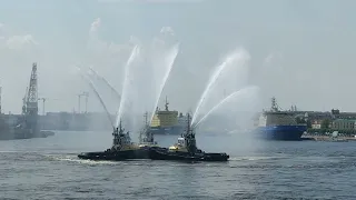 Вальс буксиров на фестивале ледоколов в Санкт-Петербурге.