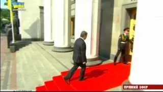 Солдат почетного караула потерял сознание на инаугурации Порошенко.- Poroshenko inauguration FAIL