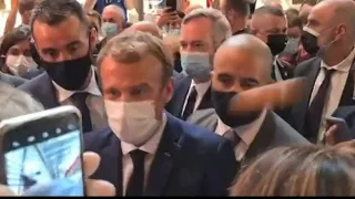 Emmanuel Macron cible d'un jet d'oeuf à Lyon lors d'un salon de la restauration | AFP