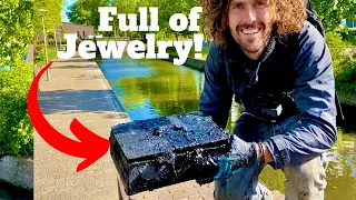 Unbelievable!! Two Safes Found with Cash & Jewlery Inside (Magnet Fishing)