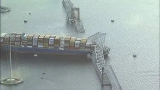 Schiff bringt Autobahnbrücke in Baltimore zum Einsturz
