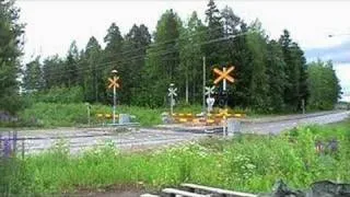 Freight train 5064 passes Suurisuo level crossing