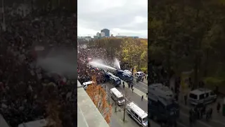 BERLIN - CAÑONES DE AGUA CONTRA LA POBLACIÓN en MANIFESTACIÓN - ALEMANIA