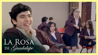 Rocco le provoca una caída a Ana Julia | La Rosa de Guadalupe 2/4 | Al encuentro del amor