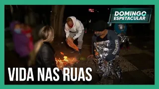 Mariana Weickert mostra como a população de rua tenta sobreviver durante uma onda de frio extremo