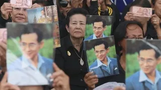 Miles de tailandeses acampan en Bangkok para el funeral del rey Bhumibol
