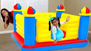 Emma Juega Castillo Inflable | Giant Inflatable Castle BOUNCER | Pretend Play