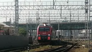 Электровоз ЭП1П 051 с поездом  Москва-Адлер и электровоз ЭП1М 625 с поездом Симферополь-Москва.