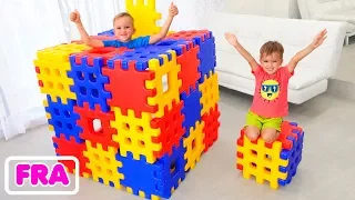 Vlad et Nikita jouent avec des blocs de couleurs de jouets