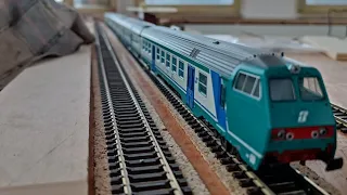 Modellismo ferroviario in scala H0: treno regionale in prova sul plastico ferroviario in costruzione