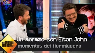 El 'pegajoso' y emotivo abrazo entre Elton John y Pedro Pascal - El Hormiguero 3.0