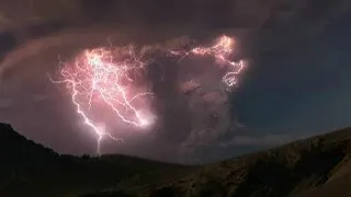 Imagens mostram ‘chuva de raios’ em nuvens carregadas de eletricidade sobre vulcão