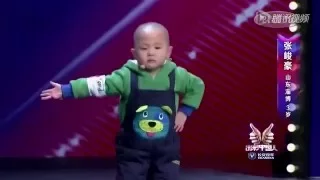 Малыш танцует на шоу...Adorable boy is very happy to dance!