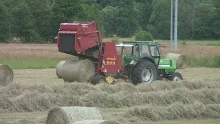 Heuernte, Deutz Fahr Traktor und New Holland Rundballenpresse, Round Baler in action