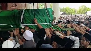 LAUTAN MANUSIA PADATI BANGKALAN MERTAJASAH SAAT PEMAKAMAN KH. ZUBAIR MUNTASHAR