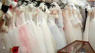 Катя выбирает платье на свадьбу