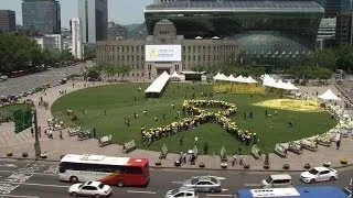 South Koreans form giant yellow ribbon for ferry victims