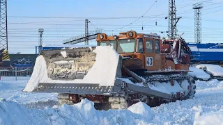Трактор ДЭТ-250 и ПУМ-500. Уборка снега.