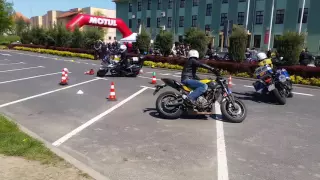 Policjant na motocyklu dołącza do treningu Gymkhany / MotoPomocni.pl