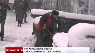 Снігопад паралізував рух транспорту в Києві