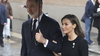 Felipe VI y doña Letizia acuden con su familia al funeral de Fernando Gómez-Acebo