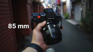 85 mm Night Street Photography - Fujifilm XF 56 mm f1.2 / XT-5