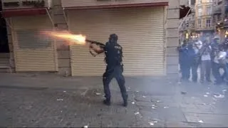 Istanbul police fire rubber bullets at protesters