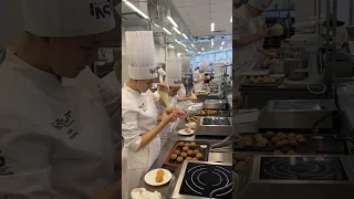 Первый десерт студентов института Гастрономии - профитроли