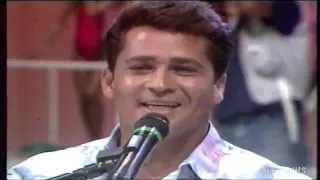 Domingão do Faustão | Leandro & Leonardo cantam no palco do Domingão em 1994