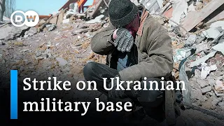 Russian missile strike kills dozens at Ukrainian military base in Mykolaiv | DW News