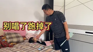 爸爸嫌弃闺女唱歌跑调了直接捏住小嘴巴！买回几条小鱼还生宝宝了