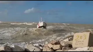 Motovedetta nel mare mosso