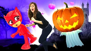 ¡Celebrando Halloween con PJ Masks, Paw Patrol y otros juguetes! Juegos con Ana. Videos para niños
