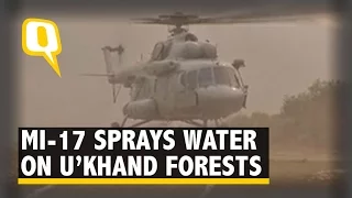 The Quint:MI-17 Helicopters Douse Raging Uttarakhand Forest Fires