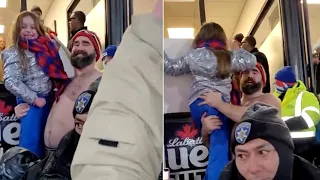 Jason Kelce Lifts Up Young Fan to See Taylor Swift at Chiefs-Bills!