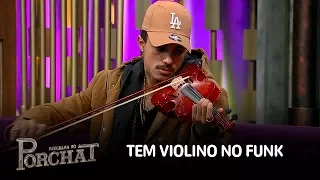 MC Livinho toca violino e surpreende plateia do programa