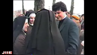 Kardynał Krajewski odbiera życzenia po obłóczynach 1984r