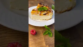 Ніжна сирна запіканка з сметанною заливкою та персиками