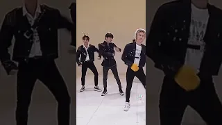 seungmin, felix, and minho dancing like chaos♡